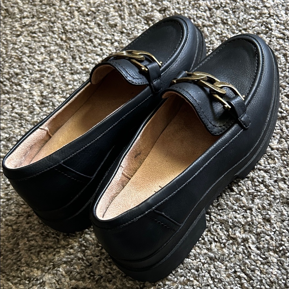 SOUL Naturalizer Black Loafers with Gold Chain - Picture 2 of 9